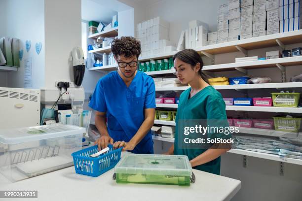 professionals organising medication - farmácia imagens e fotografias de stock