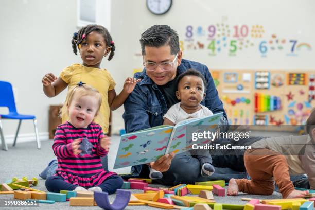 reading zusammen - black down syndrome child stock-fotos und bilder
