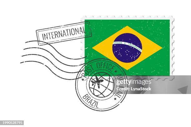 illustrations, cliparts, dessins animés et icônes de timbre-poste grunge du brésil. illustration vectorielle de carte postale vintage avec drapeau national brésilien isolé sur fond blanc. style rétro. - brésil