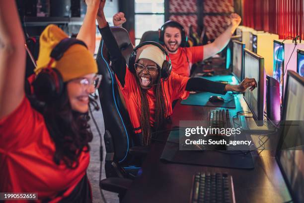 gamers team winning competition - esports stock pictures, royalty-free photos & images