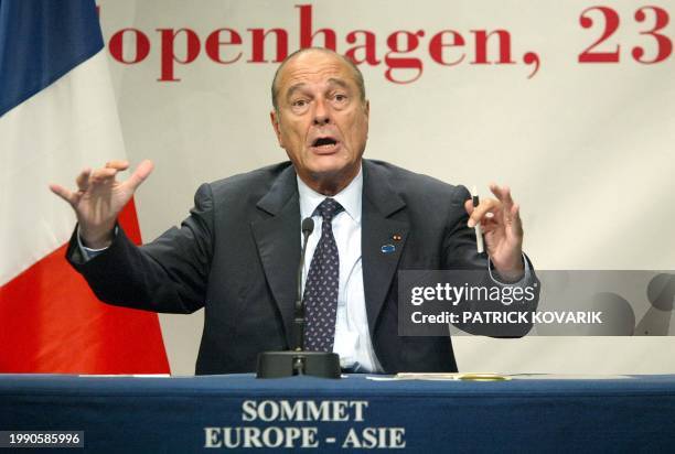 Le président français Jacques Chirac donne une conférence de presse, le 24 septembre 2002, à l'issue du 4eme sommet de l'ASEM , à Copenhague. AFP...