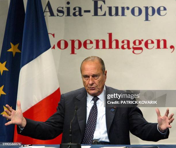 Le président français Jacques Chirac donne une conférence de presse, le 24 septembre 2002, à l'issue du 4ème sommet de l'ASEM à Copenhague. AFP PHOTO...