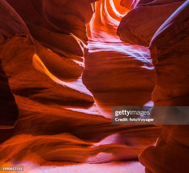 cañón de ranura de roca roja suavemente erosionado geología arizona ee. uu. - estrato de roca fotografías e imágenes de stock