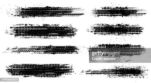 illustrations, cliparts, dessins animés et icônes de le pneu sale suit l'illustration de stock - roue