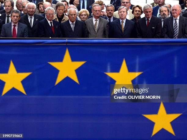 Le président du Parlement européen Pat Cox , assiste, en compagnie d'anciens présidents et vice-présidents du PE, la levée du drapeau européen...