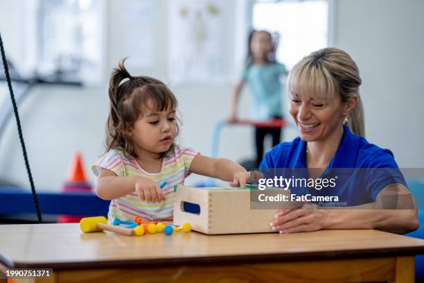 sesión de terapia ocupacional - salud ocupacional fotografías e imágenes de stock