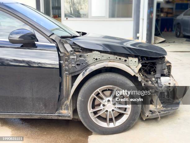 accident car at mechanic - bumper 個照片及圖片檔