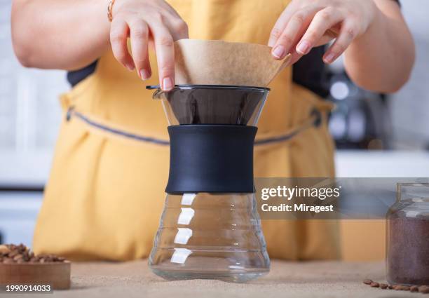 hand drip coffee brewing on a coffee house, alternative ways of brewing coffee, chemex, moka pot, v60 - moka pot stockfoto's en -beelden