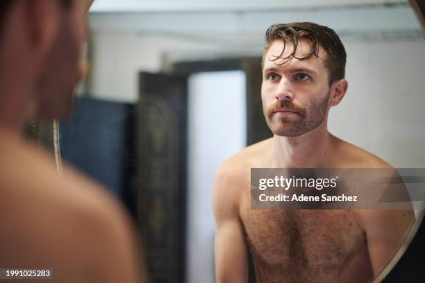 baño, espejo y hombre en ducha pensando en el aseo, la higiene y el arreglo en casa. bienestar, lavado y reflexión de la persona con rutina de limpieza matutina, cuidado de la piel y rostro seguro. - un solo hombre fotografías e imágenes de stock