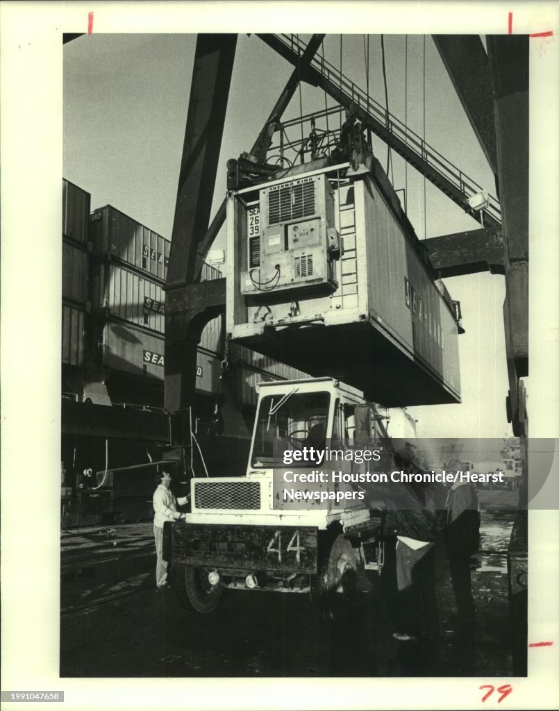 1977 Press Photo Houston Longshoremen unload refrigerated cargo container
