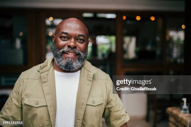 portrait of a smiling man looking at camera and smiling - zwart etniciteit stockfoto's en -beelden