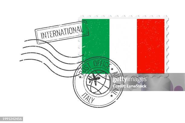 italien grunge briefmarke. weinlese-postkartenvektorillustration mit italienischer nationalflagge isoliert auf weißem hintergrund. retro-stil. - luftpost stock-grafiken, -clipart, -cartoons und -symbole
