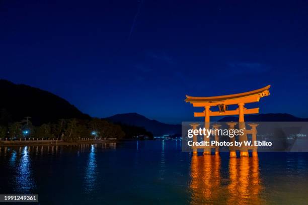 itsukushima shrine - 宮島 stock-fotos und bilder