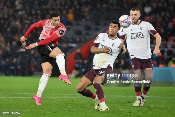 Che Adams of Southampton shoots under pressure from Ryan Andrews and Ryan Porteous of Watford during the Emirates FA Cup Fourth Round Replay match...