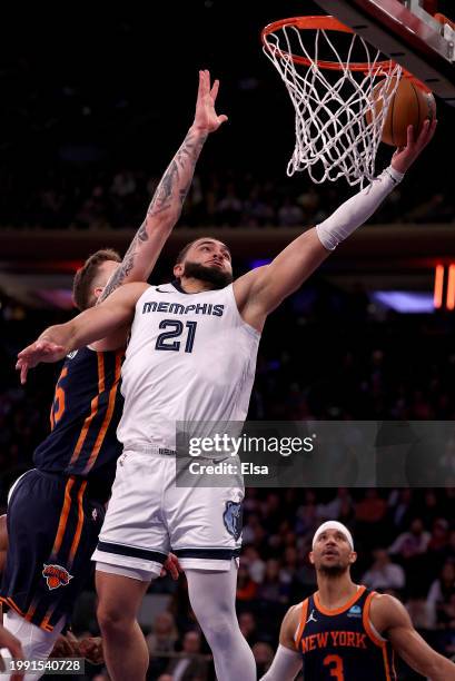 David Roddy of the Memphis Grizzlies heads for the net as Isaiah Hartenstein of the New York Knicks defends in the second half at Madison Square...
