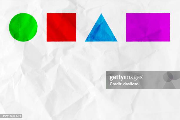 horizontaler leerer leerer rauer strukturierter zerknitterter weißer papiervektorhintergrund mit bunten soliden geometrischen formen dreieck, kreisrechteck und quadratischer form mit kopierraum - vier gegenstände stock-grafiken, -clipart, -cartoons und -symbole