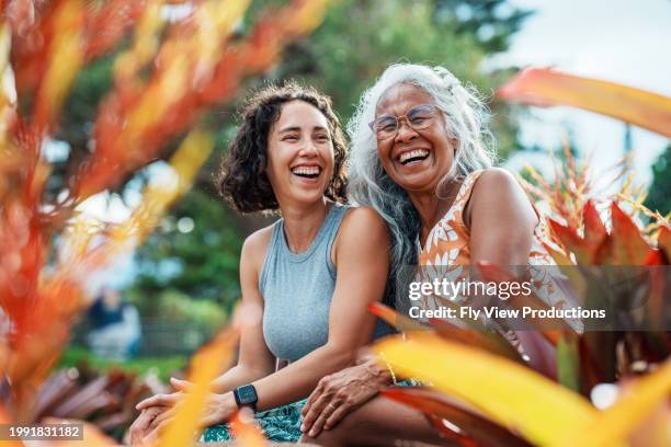 mujer isleña del pacífico e hija adulta euroasiática que pasan tiempo juntas al aire libre - euroasiático fotografías e imágenes de stock