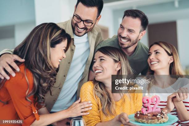 birthday party - hombre con grupo de mujeres fotografías e imágenes de stock