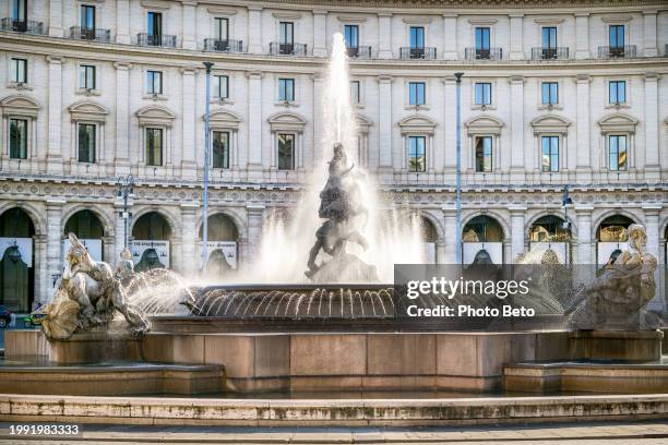 the beautiful fountain of the naiads in piazza della repubblica in the historic heart of rome - fontana delle naiadi fotografías e imágenes de stock