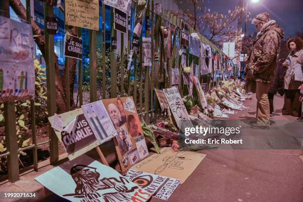 Les Parisiens rendent hommage avec des fleurs et des bougies aux victimes de l'attaque terroriste contre les bureaux de Charlie Hebdo-. Le lieu de...