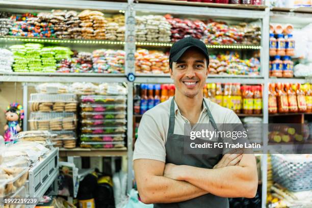 retrato de un vendedor adulto medio en el mercado - comerciante fotografías e imágenes de stock
