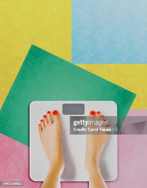 pov female feet on bathroom scale - báscula de baño fotografías e imágenes de stock