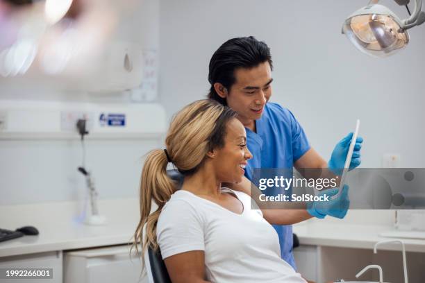 über den fortschritt sprechen - dentalhygieniker stock-fotos und bilder