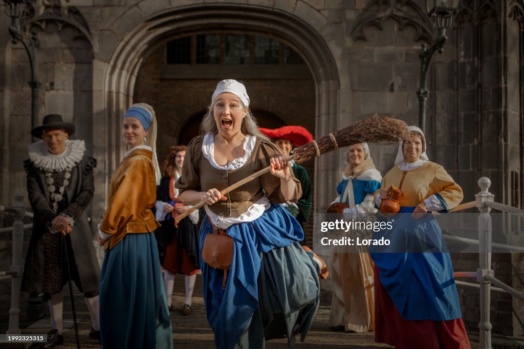 Eine Gruppe von sieben traditionellen Fremdenführern in Delft