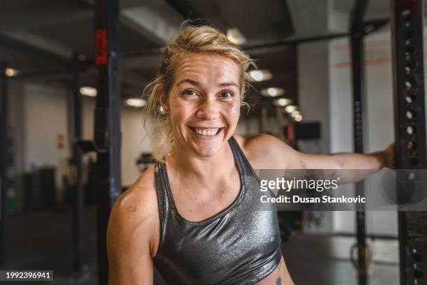 a portrait of pure joy - happy caucasian woman on elliptical trainer at gym stock pictures, royalty-free photos & images