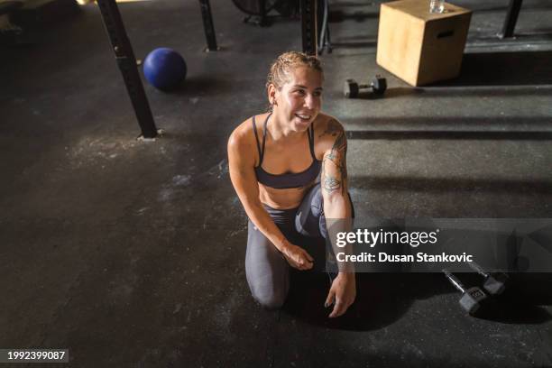 smiling athlete - happy caucasian woman on elliptical trainer at gym stock pictures, royalty-free photos & images