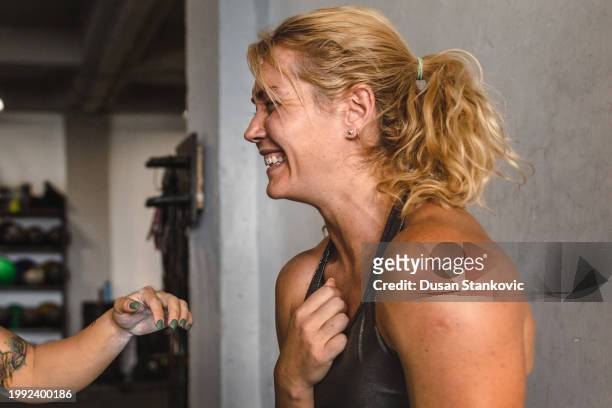 happy gym buddies - happy caucasian woman on elliptical trainer at gym stock pictures, royalty-free photos & images