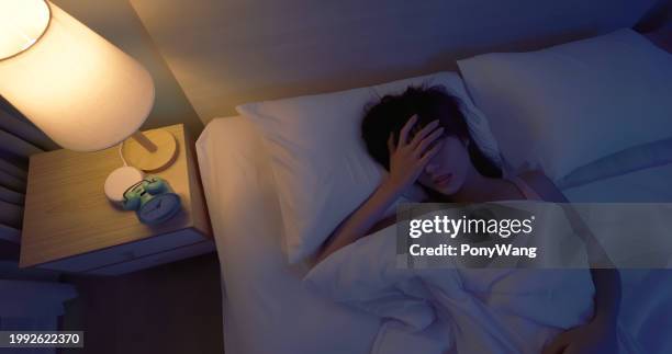 asian woman sleepless at night - insomnia foto e immagini stock