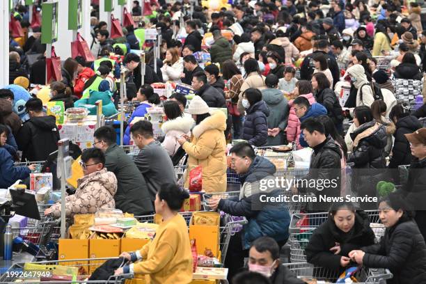Queue Inchina 22,769 Chinese Queue Stock Photos, High-Res Pictures, and Images ...