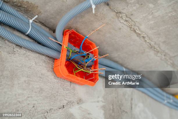 nahaufnahme des schaltkastens während der umbauarbeiten - stromkasten stock-fotos und bilder