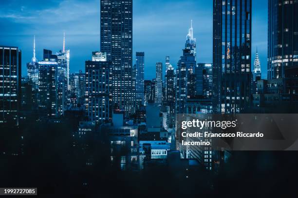 new york city, blue hour in manhattan - americana azul fotografías e imágenes de stock