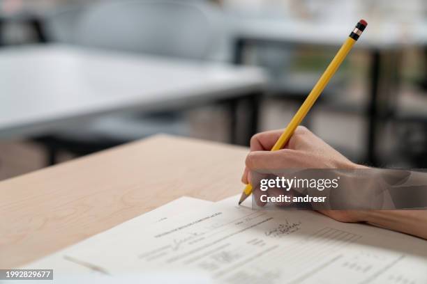 primer plano de un profesor universitario calificando un examen - examen fotografías e imágenes de stock