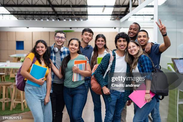 gruppo felice di studenti universitari sorridenti - multiculturalismo foto e immagini stock