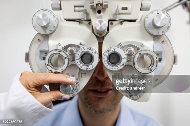 paziente sottoposto a visita oculistica presso l'oftalmologo - miopia foto e immagini stock