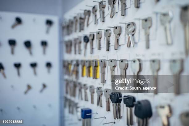 blank keys on wall - sleutel stockfoto's en -beelden