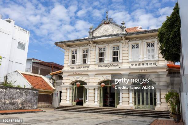 thai hua museum, phuket museum in der altstadt von phuket - phuket old town stock-fotos und bilder