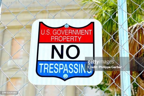us government, no trespassing sign - keep out sign stock pictures, royalty-free photos & images