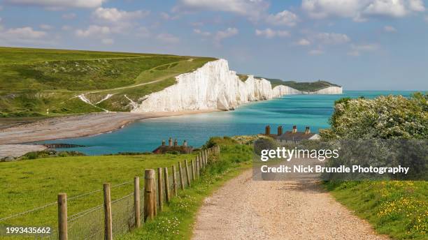 the white cliffs of dover. - dover engeland stockfoto's en -beelden