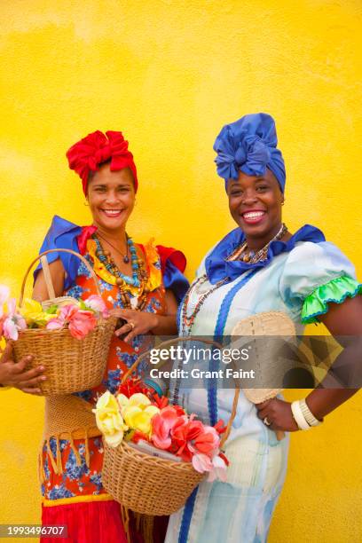 female street performers - cuban culture photos et images de collection