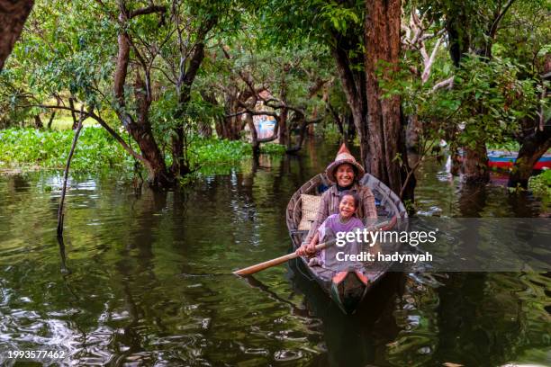 cambodian woman rowing a boat, tonle sap, cambodia - mangroves stockfoto's en -beelden