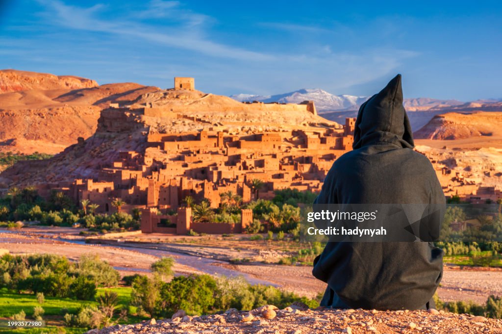 Maroccan man looking at Aït Benhaddou