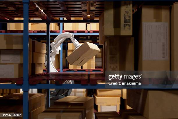 robotic arm in smart distribution warehouse - sala de armazenamento imagens e fotografias de stock