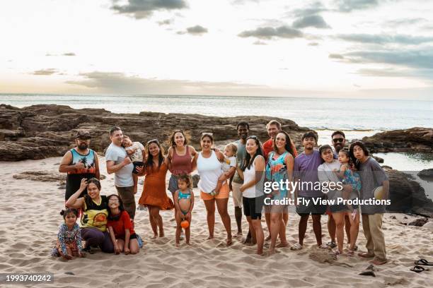 groupe multiracial d’enfants et d’adultes à la plage - habitant-des-îles-du-pacifique photos et images de collection