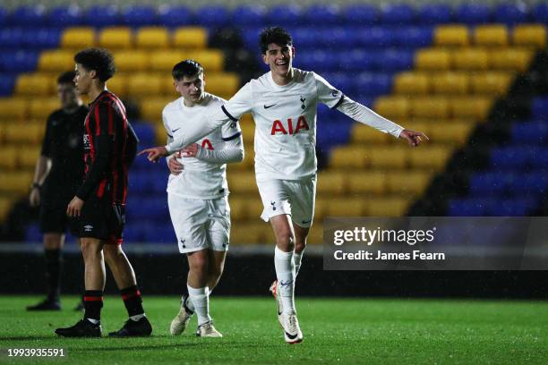 Irow 1,601 Tottenham Hotspur U18 Photos & High Res Pictures - Getty Images