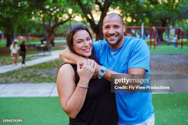 pareja birracial posa para una foto en el parque - puertorriqueño fotografías e imágenes de stock