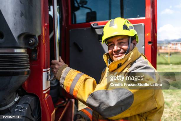 portrait of a mature fireman outdoors - vitale beroepen stockfoto's en -beelden